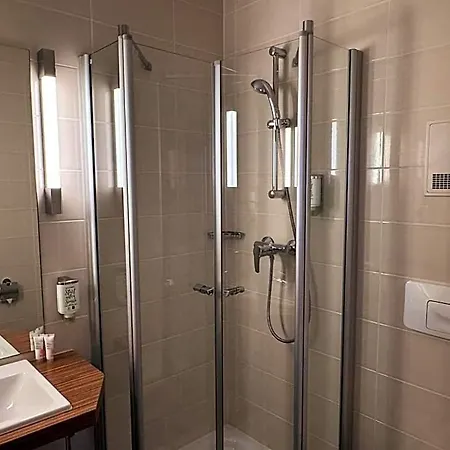Eisberg Schwanen 3*